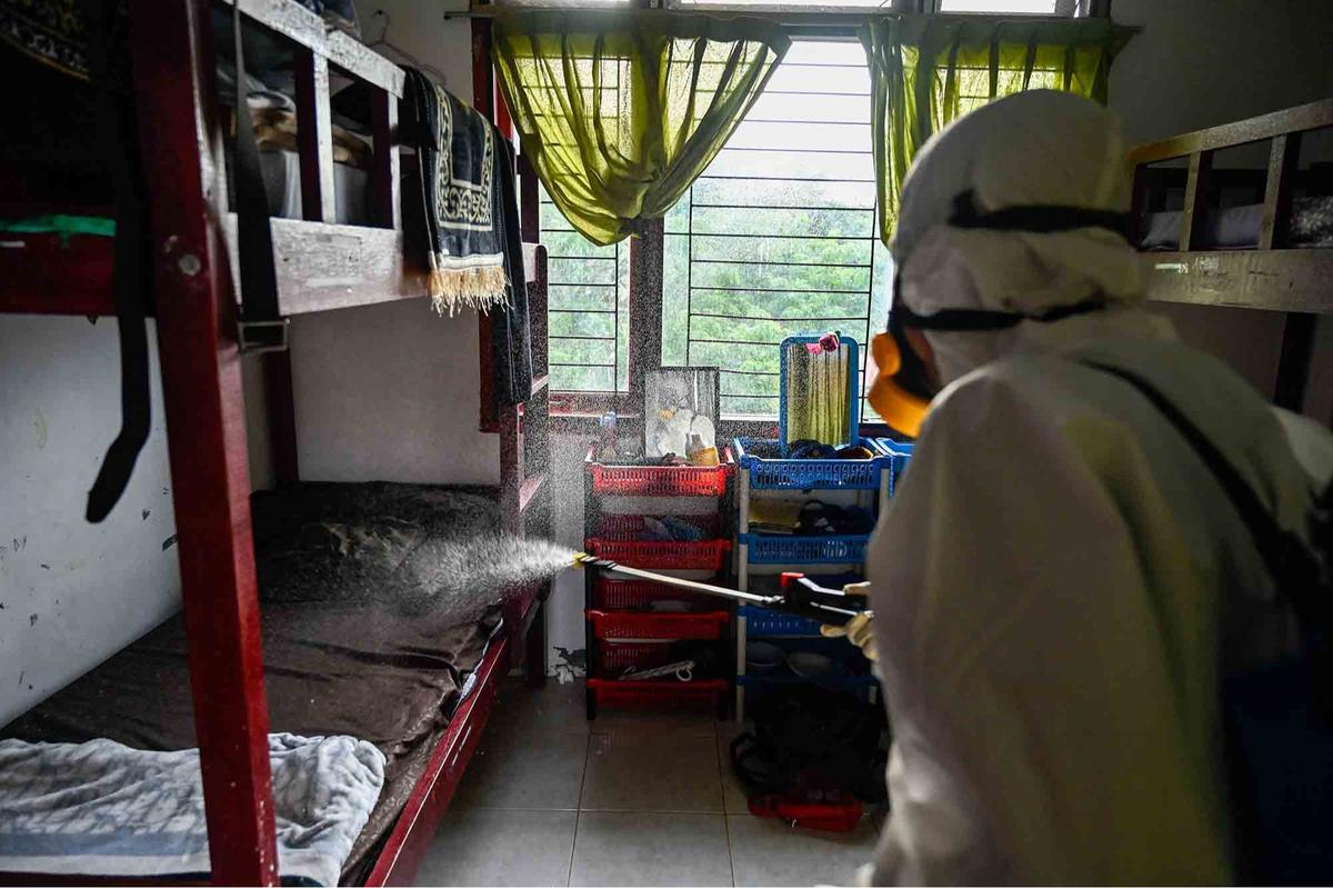 FOTO: Pencegahan Dini Flu, BPBD Aceh 'Cuci' Asrama Sekolah dengan Disinfektan