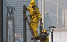 FOTO: Jaga Keindahan Kota Jakarta, Lampu-Lampu Mati di Kawasan Bundaran HI Diganti Baru
