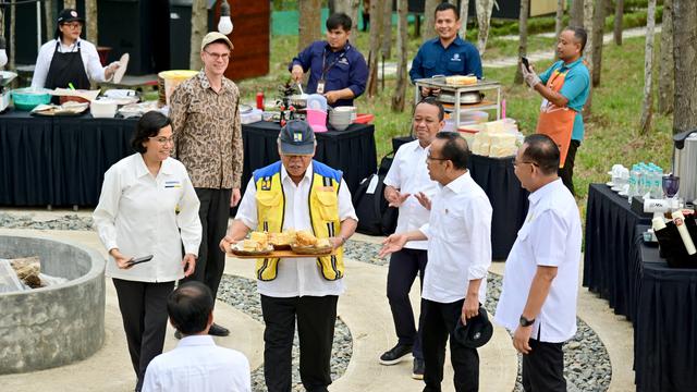 Presiden Jokowi tampak menikmati udara pagi sambil sarapan berasama para menteri di IKN Nusantara pada Jumat pagi, 22 September 2023.