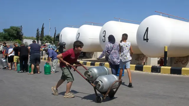 FOTO: Antrean warga Lebanon untuk Beli Tabung Gas
