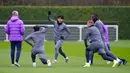 Pemain Tottenham Hotspur Son Heung-min (tengah) berlatih bersama rekan-rekannya saat Manajer Jose Mourinho (kiri) mengawasi mereka jelang menghadapi Olympiakos pada matchday kelima Grup B Liga Champions di London, Inggris, Senin (25/11/2019). (Tess Derry/PA via AP)