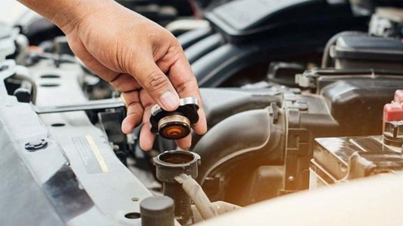 Tips Mengisi Air Radiator Mobil dengan Benar dan Jumlah yang Tepat