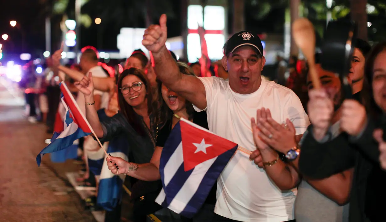 Sejumlah warga Kuba bersorak merayakan wafatnya Fidel Castro di Miami, AS (26/11). Mereka bahagia dan merayakan setelah menunggu bertahun-tahun meninggalnya pemimpin revolusi komunis Kuba Fidel Castro. (REUTERS/Javier Galeano)