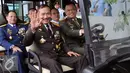 Kapolri Jenderal Pol Badrodin Haiti (tengah) bersama Panglima TNI Jenderal TNI Gatot Nurmantyo dan Kepala Staff Angkatan bersiap meninggalkan ruang upacara usai penganugerahan tanda kehormatan di Jakarta, Jumat (1/7). (Liputan6.com/Helmi Fithriansyah)