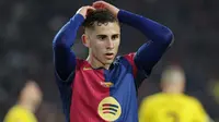 Gelandang Barcelona asal Spanyol #16, Fermin Lopez, bereaksi setelah gagal mencetak gol selama pertandingan leg pertama perempat final Liga Champions UEFA antara FC Barcelona dan BVB Borussia Dortmund di Estadi Olimpic Lluis Companys di Barcelona, Kamis dini hari WIB (10-4-2025). (LLUIS GENE/AFP)