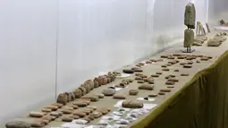 Barang antik yang dikembalikan ke Irak oleh museum swasta di Lebanon dipajang di Museum Nasional Irak di ibu kota Baghdad (8/2/2022). Lebih dari 300 tablet tulisan paku kuno dikembalikan ke Irak pada Senin (7/2) dari museum pribadi Lebanon. (AFP/Sabah Arar)