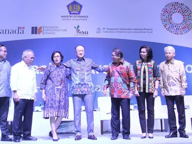 Menkeu Sri Mulyani, President of the World Bank Group Jim Yong Kim, Menkominfo Rudiantara, Menteri PUPR Basuki Hadimuljono dan narasumber foto bersama pada acara Indonesia Infrastructure Finance Forum (IIFF) 2017 di Jakarta, Selasa (25/7). (Liputan6.com)