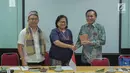 Direktur SCM sekaligus Presiden Direktur Indosiar, Imam Sudjarwo (kanan) menerima cendera mata dari Ketua PGI, Pdt Dr Henriette Tabita Lebang (kedua kiri) saat silatuhrami di Jakarta, Rabu (31/7/2019). (Liputan6.com/Faizal Fanani)