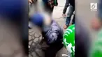 Seorang ojek online berhijab dihukum rekannya sendiri lantaran masih mengambil penumpang saat demo.