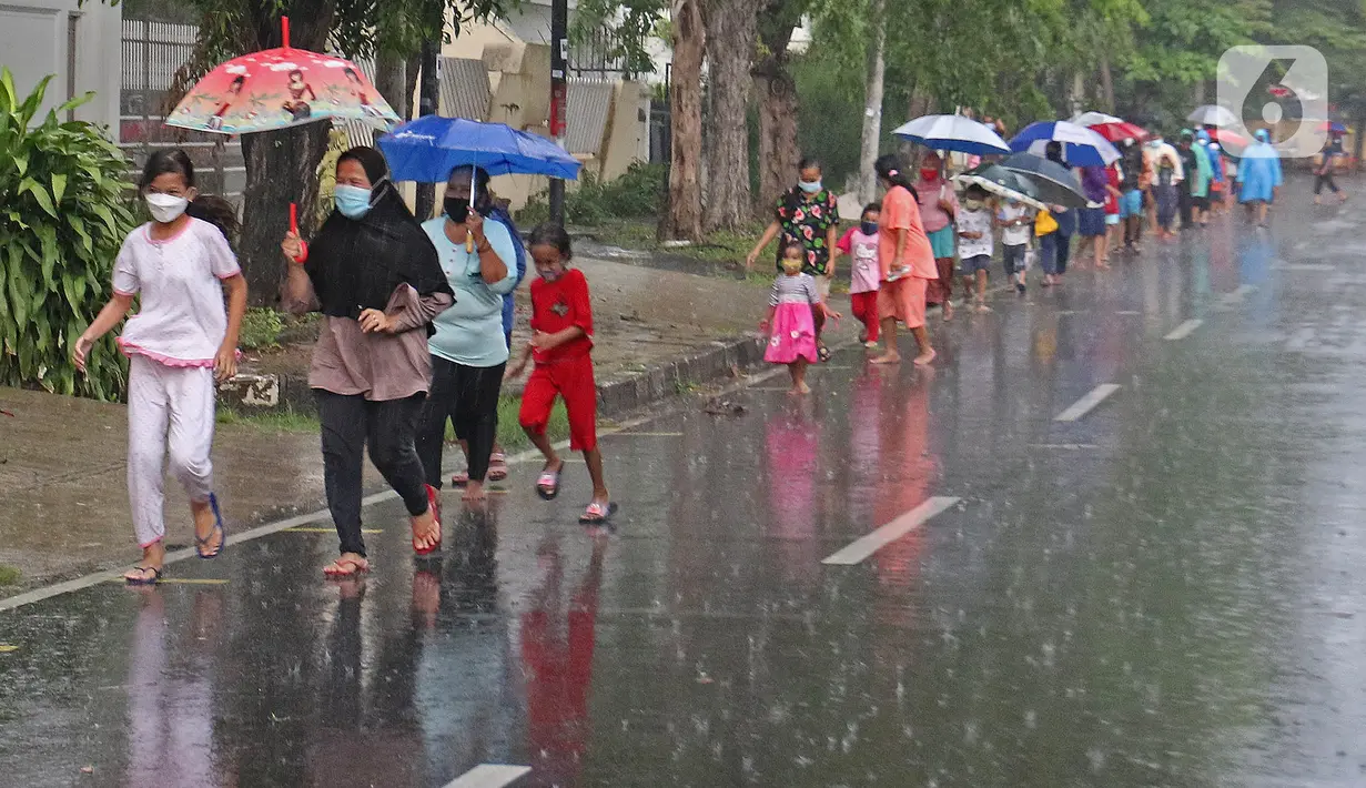 Warga mengantre untuk mendapatkan takjil gratis di Jalan Cempaka Putih Tengah XXI, Jakarta, Rabu (14/4/2021). Pembagian takjil gratis ini dilakukan dengan menerapkan protokol kesehatan ketat. (Liputan6.com/Herman Zakharia)