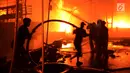 Petugas damkar dan warga setempat berusaha menjinakan api yang membakar kapal nelayan di Pelabuhan Muara Baru, Penjaringan, Jakarta Utara, Sabtu (23/2). Informasi kebakaran diterima petugas sekitar pukul 15.19 WIB. (merdeka.com/Imam Bukhori)