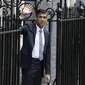 Perdana Menteri Inggris yang baru Rishi Sunak melambai dari tangga setelah menyampaikan pidato di 10 Downing Street di London, Selasa (25/10/2022). Rishi Sunak resmi menggantikan Liz Truss memutuskan mundur dari posisinya karena kontroversi kebijakannya. (AP/Kirsty Wigglesworth)
