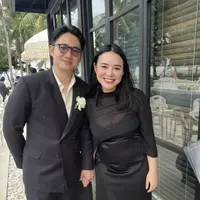 Amanda Manopo hadir bersama suaminya, Kenny Austin yang didapuk menjadi groomsmen. Amanda Manopo tampil dengan long dress hitam spaghetti strap ditutup kain sheer hitam. Kenny tampil gagah mengenakan setelan jas hitam hitam. [@harinisondakh]