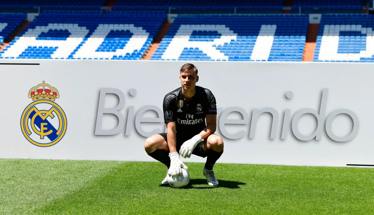 Kiper baru Real Madrid, Andriy Lunin berpose di lapangan saat presentasi di Stadion Santiago Bernabeu, Madrid, Spanyol, Senin (23/7). Andriy Lunin merupakan kiper baru Real Madrid asal Ukraina. (JAVIER SORIANO/AFP)