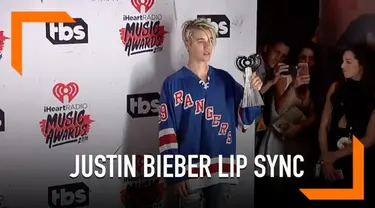 Justin Bieber disebut lip sync saat bernyanyi di Coachella hingga mendapat kritikan dari warganet. Kejadian ini membuat rekan duet Bieber saat itu, Ariana Grande, ikut berkomentar.