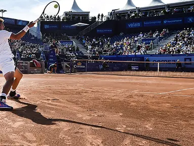 Petenis Swiss Henri Laaksonen memukul bola saat bertanding melawan petenis Portugal Joao Sousa pada Turnamen Tenis Swiss Open di Gstaad, Swiss, Selasa (28/07/2015). (EPA/Peter Schneider)