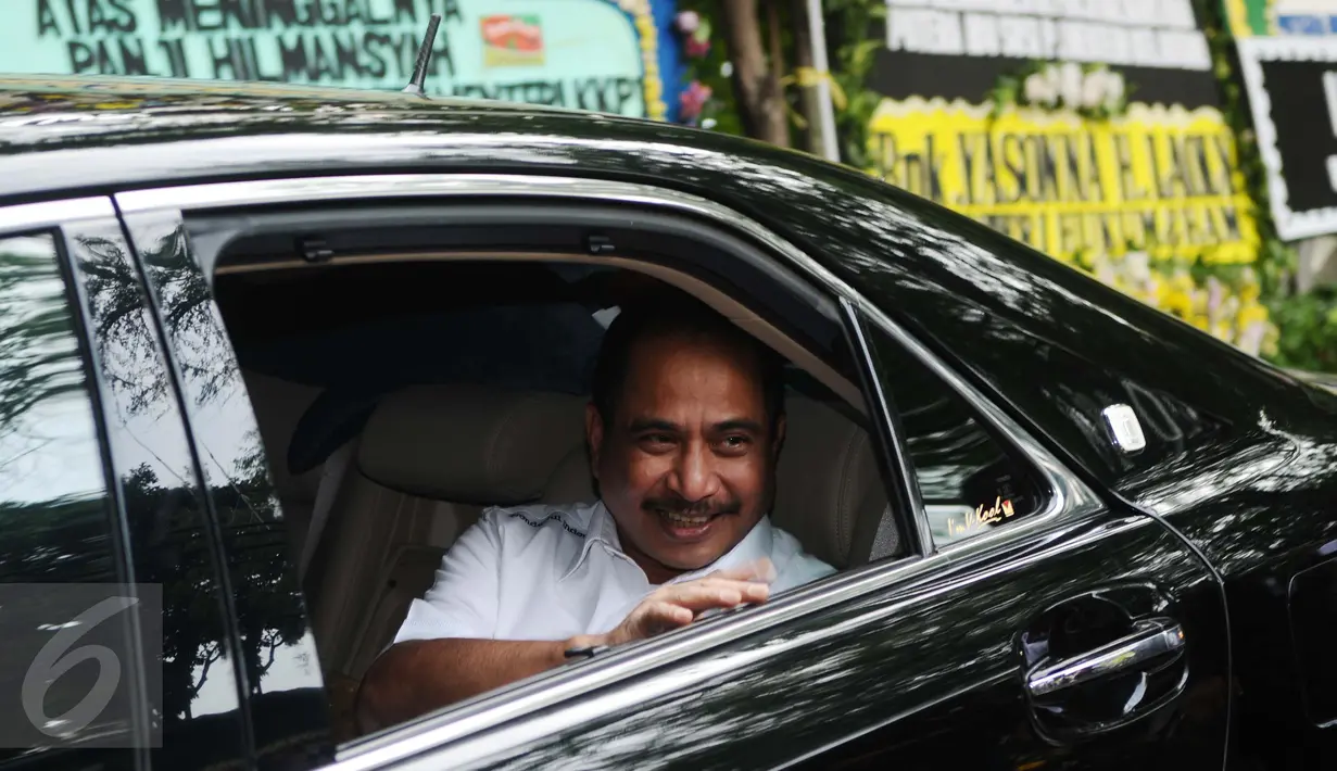 Menteri Pariwisata, Arief Yahya menyapa wartawan usai melayat di kediaman dinas Menteri Kelautan dan Perikanan Susi Pudjiastuti, Jakarta. Senin (18/1/2016). Putra Menteri Susi, Panji Hilmansyah wafat di usia 31 tahun. (Liputan6.com/Helmi Fithriansyah)