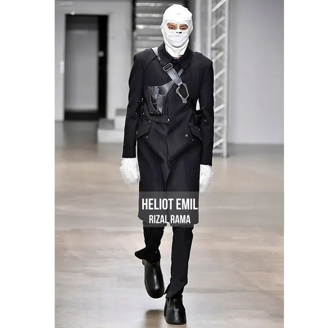 Melihat Pesona Model Rizal Rama Melenggang di Paris Fashion Week 2022