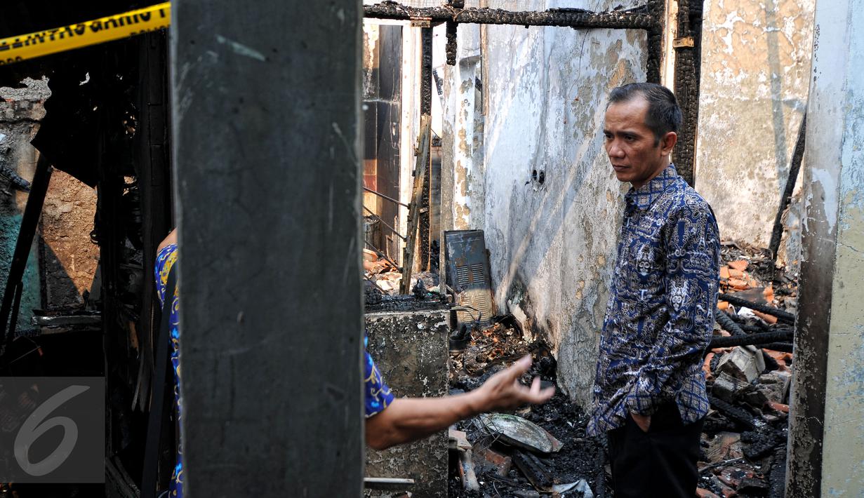 Ketua Komisi Nasional Hak Asasi Manusia Nur Kholis meninjau kantor Komnas Perlindungan Anak yang mengalami kebakaran, Jakarta, Senin (29/6/2015). Kedatangan Nur Kholis untuk melakukan investigasi terkait kebakaran tersebut. (Liputan6.com/Yoppy Renato)