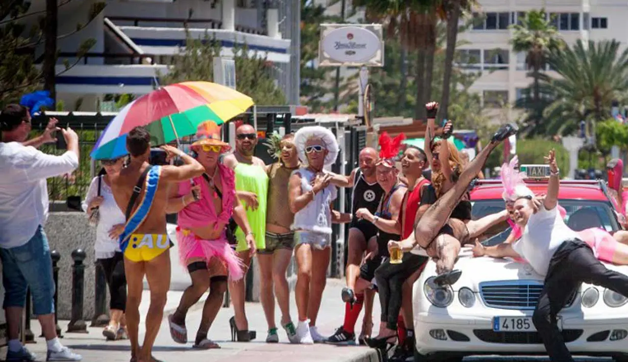 Para peserta parade berfoto bersama saat mengikuti International Carnaval of Maspalomas, Spanyol, Sabtu (24/05/2014) (AFP PHOTO/MARTIN DESIREE)