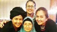 Ade Irawan, ibunda Ria Irawan dan Dewi Irawan. (Instagram @adekirawan504)
