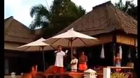 Turis asing di Bali usir warga setempat saat berenang di pantai. (dok.Facebook 'Nusantara Shanti/https://www.facebook.com/watch/?v=635514886941372/Henry