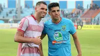Dua pemain asal Brasil, Wallace Costa Alves (Persela) dan Fabiano Beltrame (Madura United), saling menukar jersey di Stadion Surajaya, Lamongan, Senin (23/7/2018). (Bola.com/Aditya Wany)