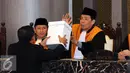 Hakim Agung Edi Riadi memasukkan surat suara pada sidang paripurna pemilihan Ketua Mahkamah Agung periode 2017-2022 di Jakarta, Selasa (14/2). Hatta Ali kembali memimpin MA setelah dipilih 38 dari 47 Hakim Agung. (Liputan6.com/Helmi Fithriansyah)
