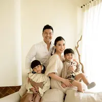 Melihat gaya kompak keluarga Chelsea Olivia dan Glenn Alinskie di post card Natal (@chelseaoliviaa)