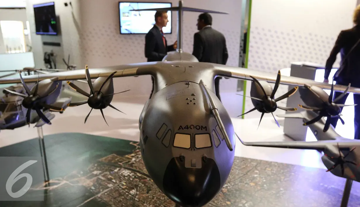 Sebuah miniatur pesawat saat pameran Indo Defence 2016 Expo & Forum di JIExpo Kemayoran, Jakarta, Rabu (2/11). Pameran tersebut berlangsung dari tanggal 2 - 5 November. (Liputan6.com/Faizal Fanani)