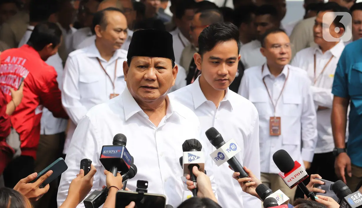 Pasangan calon presiden dan wakil presiden (Capres-Cawapres) nomor urut 2 Prabowo Subianto dan Gibran Rakabuming Raka memerikan keterangan setibanya di Gedung KPU RI, Jakarta Pusat, Rabu (24/4/2024). (Liputan6.com/Angga Yuniar)