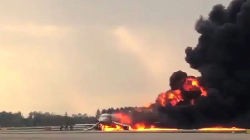 Pesawat Aeroflot Mendarat Darurat dan Terbakar di Moskow
