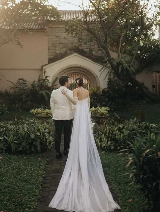 Aksen untaian ekor pada bagian gaun menambah drama total look dari Aaliyah Massaid. [Foto: Instagram/ Aaliyah Massaid]