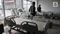 Petugas menyiapkan perlengkapan ruang isolasi Rumah Sakit Darurat Penanganan COVID-19 di Wisma Atlet, Kemayoran, Jakarta, Minggu (22/3/2019). RS Darurat Penanganan COVID-19 siap dioperasikan besok. (merdeka.com/Iqbal S. Nugroho)