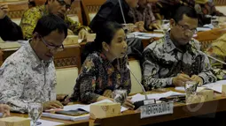 Menteri BUMN Rini Soemarno (tengah) dan Menteri Perindustrian Saleh Husein (kanan) saat mengikuti rapat dengar pendapat dengan anggota Komisi VI di Senayan, Jakarta, Senin (6/4/2015). Rapat ini membahas tentang dana desa.(Liputan6.com/Andrian M Tunay)