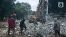 Pekerja menyelesaikan pengerjaan renovasi di TMII, Jakarta, Rabu (26/1/2022). Kegiatan renovasi tersebut meliputi penanganan jalan kawasan TMII, penataan area gerbang utama, renovasi joglo (Sasono Utomo, Sasono Langen Budoyo, Sasono Adiguno), dan renovasi museum. (Liputan6.com/Herman Zakharia)