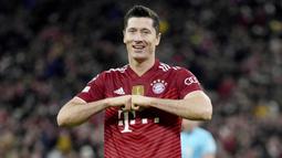 Robert Lewandowski - Bomber Bayern Munchen ini tak hanya handal dalam urusan mencetak gol. Pria asal Polandia itu ternyata juga berhasil di dunia akademik dengan menuntaskan gelar sarjananya di jurusan Pendidikan Fisik di Sekolah Olahraga Warsawa. (AFP/John Thys)