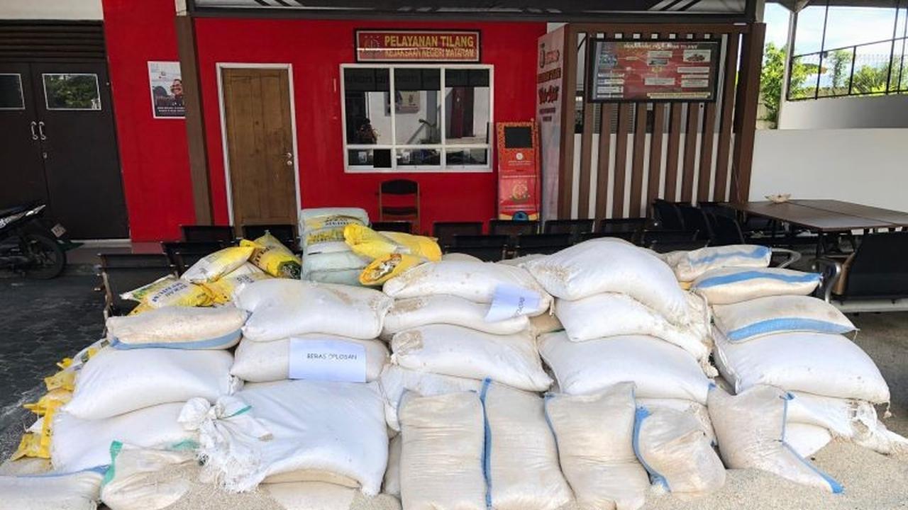 Kejari Mataram Hibahkan 246 Karung Beras Rusak ke DLH untuk Pakan Maggot, Musnahkan Narkotika dan Senjata Tajam