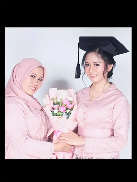 Melalui unggahan di instagramnya, Sus Rini membagikan momen saat mendampingi putrinya wisuda SMK 1 Ciamis. [Instagram/riniperdiyanti]