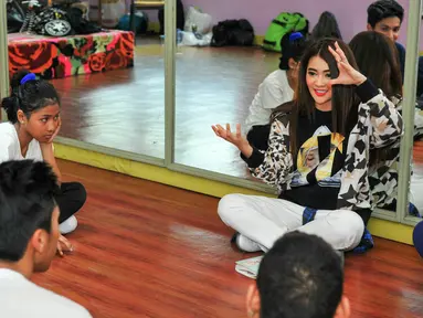 Indah Dewi Pertiwi saat berbagi tips kepada 3 grup Dance peserta Torabika Cappuccino Cool Expression, Jakarta, Senin (2/6/2016). Toracino Cool Expresion gelar coaching dance untuk 3 finalis. (Liputan6.com/Yoppy Renato)