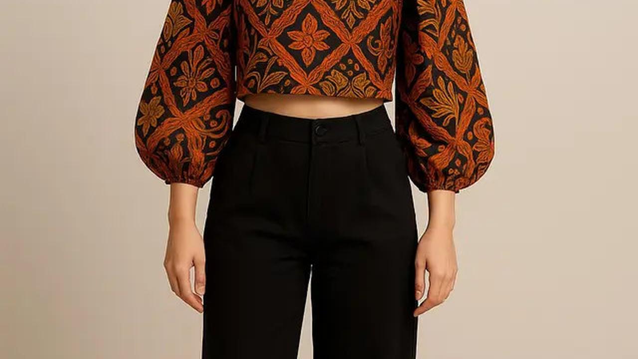 10 Model Blouse Batik Lengan Bishop yang Lagi Tren, Bikin Kamu Fashionable