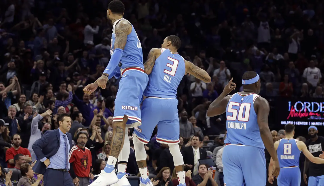 Selebrasi para pemain Sacramento Kings usai kalahkan Chicago Bulls pada lanjutan NBA basketball game di Golden 1 Center, Sacramento, (5/2/2018). Kings menang  104-98. (AP/Rich Pedroncelli)