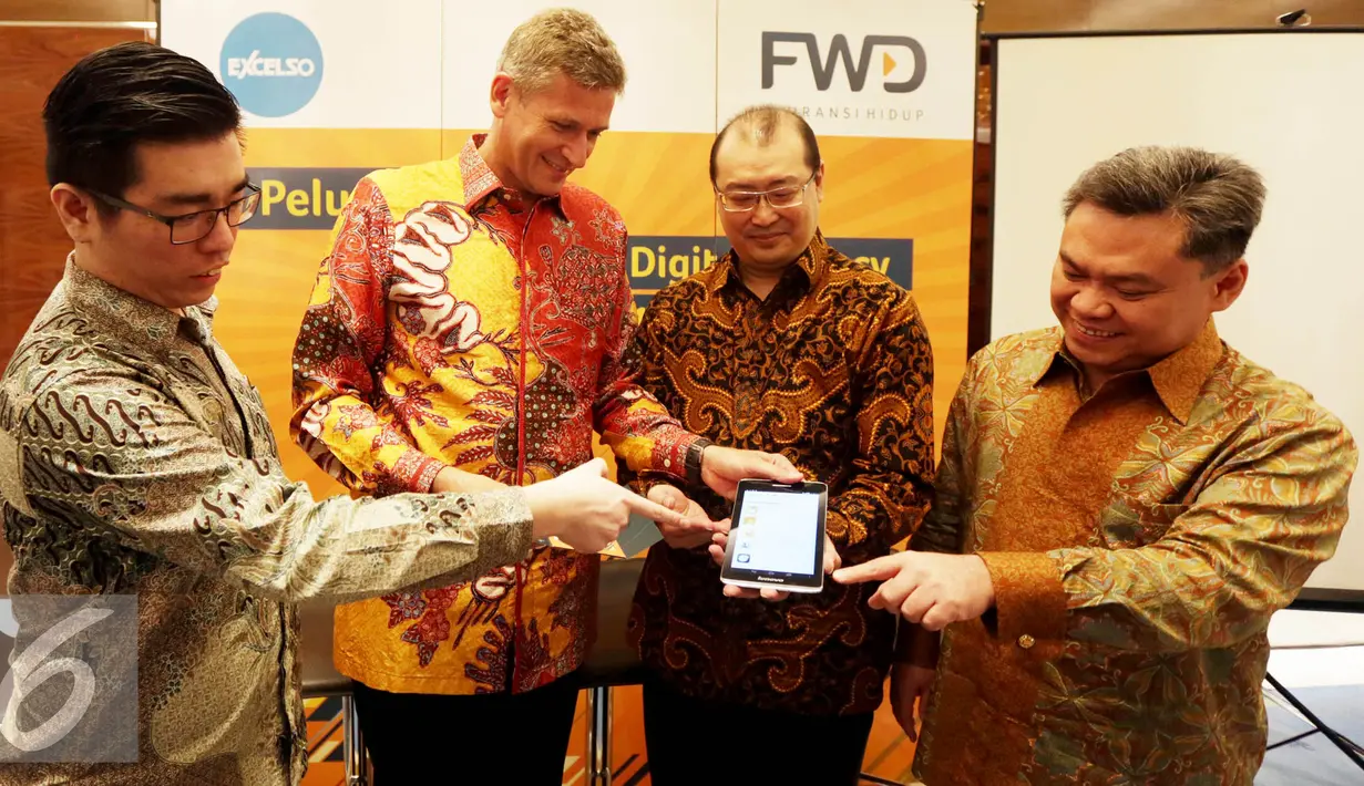 Director & Chief Agency Officer FWD Life, Hendra Thanwijaya (kanan) bersama Jens Reisch, Kevin Mergonoto dan Leichar Solihin menunjukan aplikasi terbaru FWD saat peluncuran FWD Life Digital Agency di Jakarta, Senin (25/1).  (Liputan6.com/Gempur M Surya)