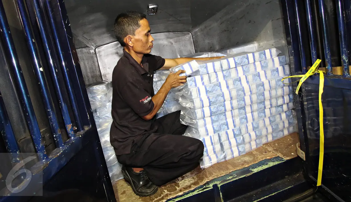 Petugas melakukan kegiatan operasional uang di Kantor Bank Indonesia, Jakarta, (6/6). Jumlah itu meningkat dibanding kebutuhan uang tunai pada 2015 sebesar Rp124 triliun karena jangka waktu liburan yang lebih panjang. (Liputan6.com/ Immanuel Antonius)