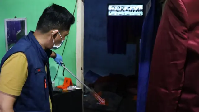 Seorang waria ditemukan tewas dengan 78 luka tusuk serta sayatan di sekujur tubuh di dalam sebuah salon miliknya di Pesawaran, Lampung.