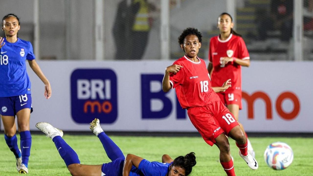 Kemudian Singapura memberikan respon cepat dan berhasil menyamakan kedudukan melalui gol Dorcas Chu pada menit ke-19. <br><br>Hingga babak pertama berakhir, skor masih sama kuat 1-1. Foto: Bola.com / Bagaskara Lazuardi<br>