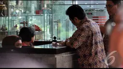 Saat tiba di Gedung KPK, Mahfud yang mengenakan batik lengan panjang warna cokelat mengaku tak kuatir bila ditahan hari ini pasca-diperiksa penyidik, Jakarta, Jumat (8/8/2014) (Liputan6.com/Miftahul Hayat)