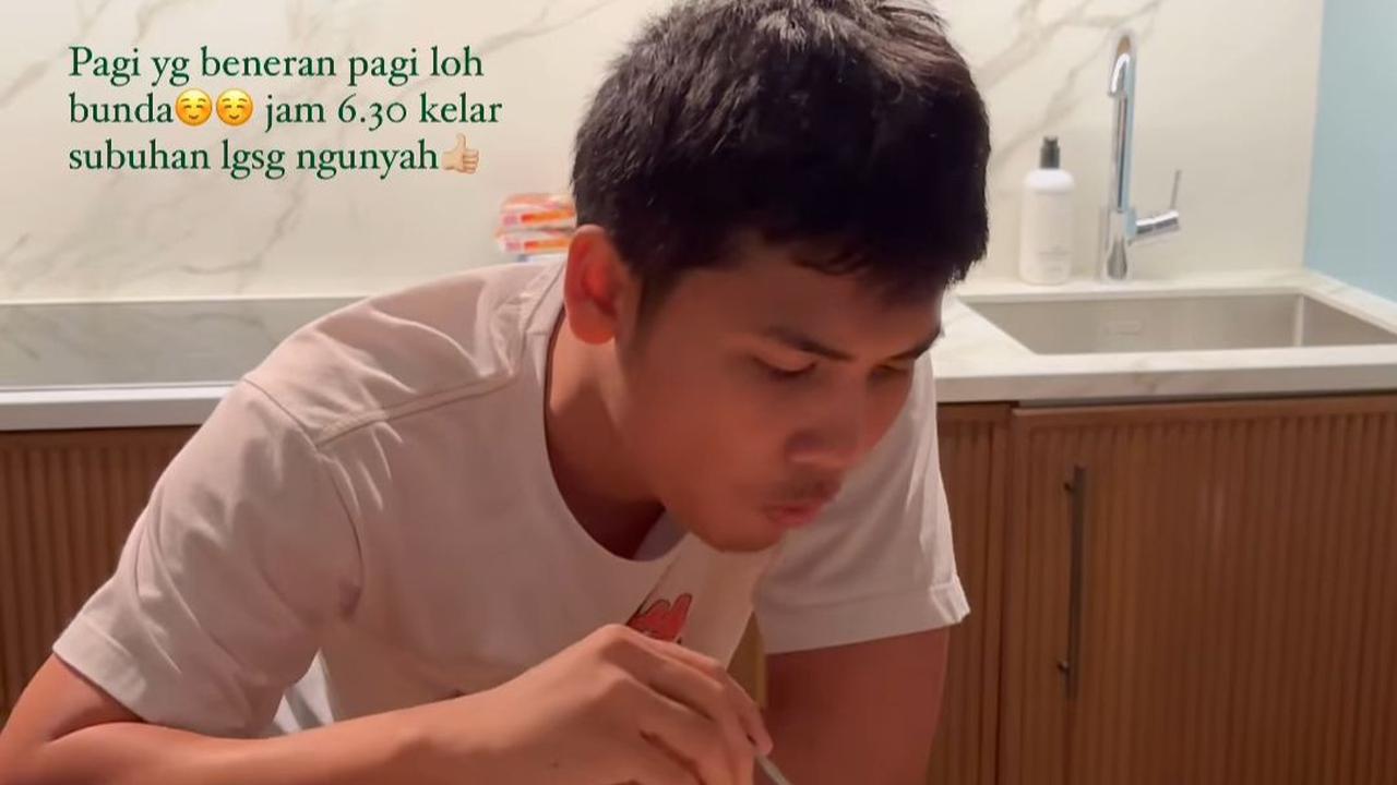 Alca Octaviani mengabadikan foto saat sang suami sedang sarapan.<br>