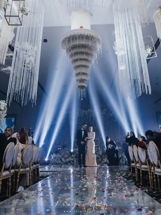 6 Momen Pernikahan Seleb Malaysia Viral, Kue Pengantin Digantung Seperti Lampu