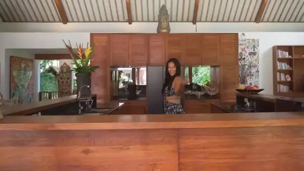9 Potret Dapur Kayu di Rumah Indah Kalalo dengan Perpaduan Model Etnik dan Modern